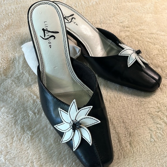 LifeStride black & white vintage flower pointy low heel pumps, flower/tassel - Picture 4 of 7